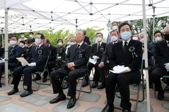 정세균 국무총리가 김대중평화센터(이사장 김홍업) 주최로 10일 오전 서울 국립현충원 묘역에서 열린 이희호 여사 1주기 추도식에 참석해 있다. 2020.6.10  연합뉴스