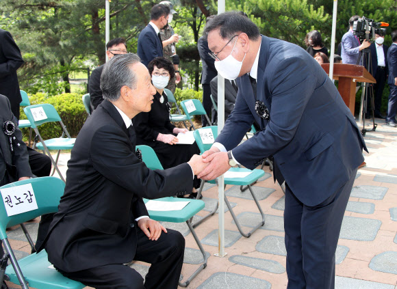 권노갑 김대중기념사업회 이사장(왼쪽)과 더불어민주당 김태년 원내대표가 10일 오전 서울 동작구 국립서울현충원에서 열린 고(故) 이희호 여사 1주기 추도식에 만나 인사하고 있다.  2020.6.10  연합뉴스