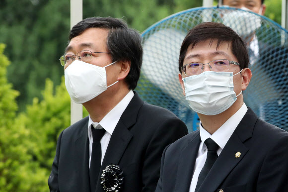 10일 오전 서울 동작구 국립서울현충원에서 열린 고(故) 이희호 여사 1주기 추도식에서 김홍업 김대중평화센터 이사장(왼쪽)과 더불어민주당 김홍걸 의원이 참석하고 있다. 2020.6.10  연합뉴스