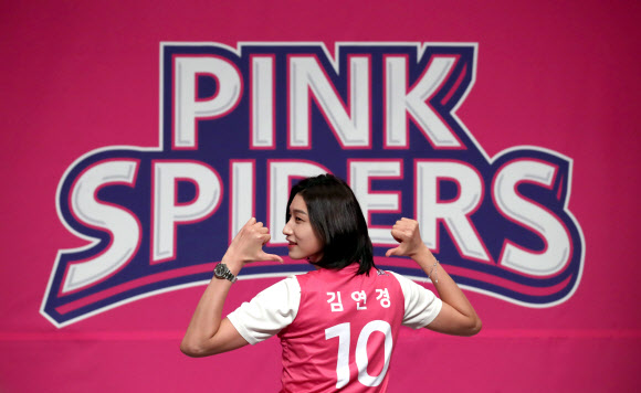 11년만에 국내 프로배구 V리그로 복귀한 ‘배구 여제’ 김연경이 10일 오후 서울 중구 밀레니엄 힐튼 호텔에서 열린 흥국생명 배구단 입단 기자회견에서 유니폼을 착용한 뒤 기념촬영을 하고 있다. 2020.6.10  연합뉴스