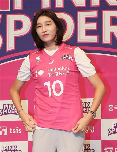 ‘배구여제’ 김연경이 10일 오후 서울 중구 소월로 밀레니엄 서울 힐튼 호텔에서 열린 흥국생명 복귀 기자회견에서 유니폼을 입고 포토타임을 하고 있다. 2005년부터 2009년까지 흥국생명에서 뛰었던 김연경은 JT 마블러스(일본)를 거쳐 2011년 터키 페네르바체로 떠났다. 이후 중국 상하이에서 뛰었고 최근 2시즌 간 터키 엑자시바시에서 활약했다. 신종 코로나바이러스 감염증(코로나19) 여파로 지난 4월 귀국한 김연경은 향후 행선지를 놓고 고심하다 지난 6일 흥국생명과 계약했다. 2013년 7월 흥국생명 임의탈퇴로 묶였던 김연경은 원 소속구단과 1년 3억5000만원에 도장을 찍었다. 김연경은 옵션 포함 최대 6억5000만원까지 받을 수 있었지만 후배들을 위해 연봉 부분을 양보했다. 2020.6.10 뉴스1