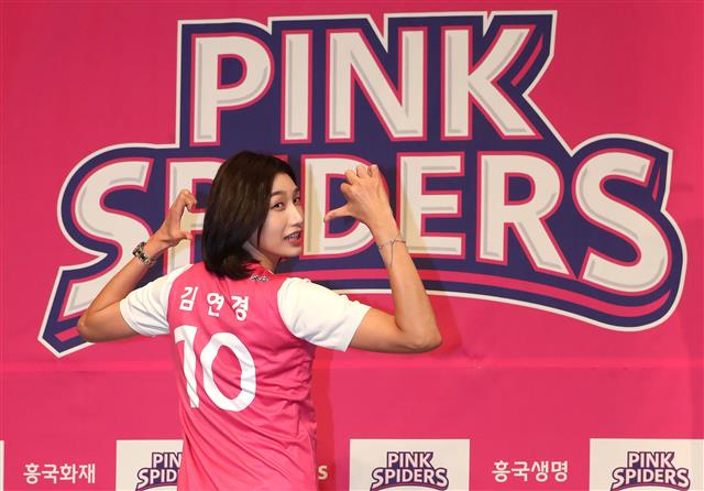 ‘배구여제’ 김연경이 10일 오후 서울 중구 소월로 밀레니엄 서울 힐튼 호텔에서 열린 흥국생명 복귀 기자회견에서 유니폼을 입고 포토타임을 하고 있다. 2005년부터 2009년까지 흥국생명에서 뛰었던 김연경은 JT 마블러스(일본)를 거쳐 2011년 터키 페네르바체로 떠났다. 이후 중국 상하이에서 뛰었고 최근 2시즌 간 터키 엑자시바시에서 활약했다. 신종 코로나바이러스 감염증(코로나19) 여파로 지난 4월 귀국한 김연경은 향후 행선지를 놓고 고심하다 지난 6일 흥국생명과 계약했다. 2013년 7월 흥국생명 임의탈퇴로 묶였던 김연경은 원 소속구단과 1년 3억5000만원에 도장을 찍었다. 김연경은 옵션 포함 최대 6억5000만원까지 받을 수 있었지만 후배들을 위해 연봉 부분을 양보했다. 2020.6.10 뉴스1