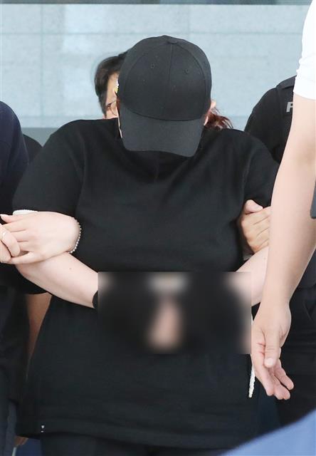 의붓 아들을 여행 가방에 가둬 숨지게 한 계모가 10일 오후 충남 천안 대전지검 천안지청으로 송치되기 위해 천안동남경찰서를 나서고 있다. 2020.6.10 뉴스1