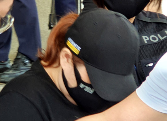 동거남의 아들을 7시간 동안 여행용 가방에 가둬 결국 숨지게 한 40대 여성이 10일 오후 충남 천안동남경찰서에서 대전지검 천안지청으로 송치되고 있다. 2020.6.10  연합뉴스