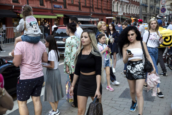 코로나19 자가격리 조치 해제 첫 날인 9일(현지시간) 러시아 모스크바 시민들이 시내 거리를 걷고 있다. AP 연합뉴스