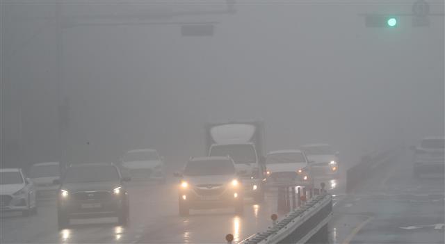 올해 첫 장맛비가 내리는 10일 오후 제주시 교래리 도로에서 전조등을 켠 차량들이 지나가고 있다. 현재 기상청은 이 비를 시작으로 우리나라가 장마철에 들어가는 것으로 보고 있다. 이는 지난해와 비교해 15일 가량 이른 것이다.2020.6.10 뉴스1