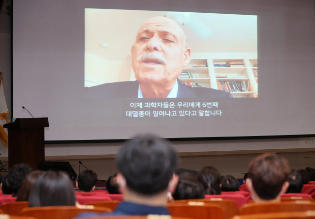 제러미 리프킨 미국 경제동향연구재단의 이사장이 국회 의원회관에서 개초된 ‘그린뉴딜 토론회’에서 동영상을 통해 기조연설을 하고 있다. 