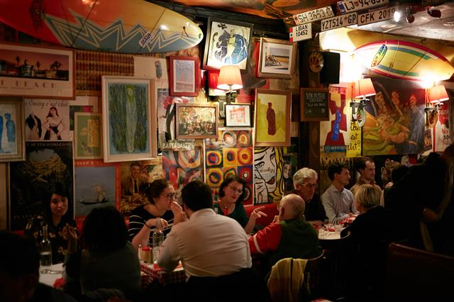 프랑스 파리에 있는 ‘오 아티스테’ 식당. 에스카르고를 비롯한 프랑스 전통음식을 캐주얼하게 즐길 수 있다.