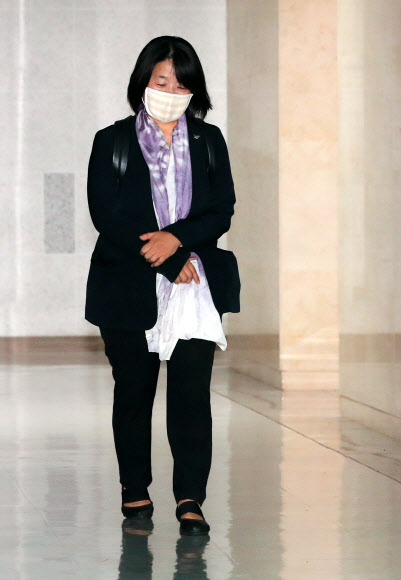 정의연  마포 쉼터 소장 손모 씨의 장례를 마친 더불어민주당 윤미향 의원이 11일 국회 의원회관 사무실로 출근하고 있다. 2020.6.11  연합뉴스