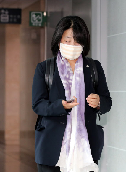 더불어민주당 윤미향 의원이 11일 오전 서울 여의도 국회 의원회관 사무실로 출근하고 있다. 2020.6.11     연합뉴스