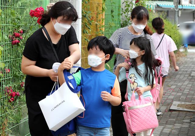 경기도 부천 쿠팡 물류센터 발 신종 코로나바이러스 감염증(코로나19)집단 감염으로 고3을 제외한 학년의 등교가 중지됐던 인천과 부천지역 학교들이 11일 등교수업을 재개했다. 11일 오전 경기 부천 솔안초등학교에서 초등학생들이 등교를 하고 있다.2020.6.11 뉴스1