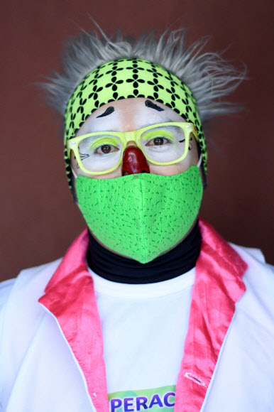 신종 코로나바이러스 감염증(코로나19)의 전세계적 확산으로 마스크가 필수가 된 가운데 10일(현지시간) 과테말라 비야누에바에서 마스크를 활용한 분장을 선보이고 있다. AFP 연합뉴스