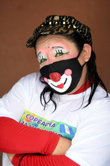 신종 코로나바이러스 감염증(코로나19)의 전세계적 확산으로 마스크가 필수가 된 가운데 10일(현지시간) 과테말라 비야누에바에서 마스크를 활용한 분장을 선보이고 있다. AFP 연합뉴스