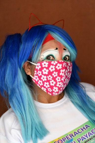 신종 코로나바이러스 감염증(코로나19)의 전세계적 확산으로 마스크가 필수가 된 가운데 10일(현지시간) 과테말라 비야누에바에서 마스크를 활용한 분장을 선보이고 있다. AFP 연합뉴스
