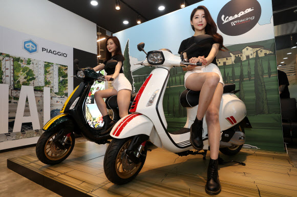 11일 피아지오 베스파 신촌점에서 모델들이 ‘레이싱 60s’ 스프린트 모델을 소개하고 있다.  베스파 코리아는 1960년대 레이싱 경주에서 영감을 받은 ‘레이싱 60s’ 라인의 스프린트와 GTS 슈퍼스포츠 모델을 런칭했다. 2020.6.11  연합뉴스