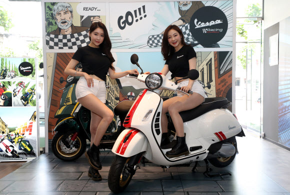 11일 피아지오 베스파 신촌점에서 모델들이 ‘레이싱 60s’ GTS 슈퍼스포츠 모델을 소개하고 있다.  베스파 코리아는 1960년대 레이싱 경주에서 영감을 받은 ‘레이싱 60s’ 라인의 스프린트와 GTS 슈퍼스포츠 모델을 런칭했다. 2020.6.11  연합뉴스
