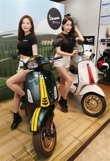 11일 오전 서울 마포구 연남동 베스파 신촌점에서 모델들이 이탈리아 모터사이클 브랜드 베스파의 ‘레이싱 60s(Racing Sixties)’ 런칭 기념 포토세션에서 포즈를 취하고 있다.  레이싱 60s는 베스파를 대표하는 모델 ‘스프린트(Sprint)’와 ‘GTS 슈퍼 스포츠(GTS Super Sports)’ 두 가지 제품으로 구성됐으며, 새로운 시트와 골드 휠 림, 그리고 무광 블랙 마감 등의 디테일로 스포티하면서도 우아한 디자인을 완성했다. 2020.6.11 뉴스1