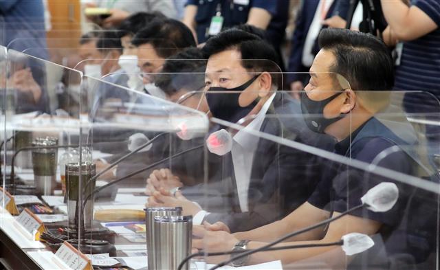 류기정 사용자위원이 11일 정부세종청사 고용노동부 전원회의장에서 열린 최저임금위 첫 전원회의에서 발언을 하고 있다. 내년도 최저임금 논의 과정 중 가장 큰 변수는 코로나19로 인한 영향일 것으로 예측되고 있다. 이 날 첫 회의에는 민주노총 소속 근로자위원들은 불참했다. 2020.6.11 뉴스1