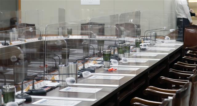 11일 정부세종청사 고용노동부 전원회의장에 코로나19 예방을 위한 칸막이가 설치돼 있다. 내년도 최저임금 논의 과정 중 가장 큰 변수는 코로나19로 인한 영향일 것으로 예측되고 있다. 이 날 첫 회의에는 민주노총 소속 근로자위원들은 불참했다. 2020.6.11 뉴스1