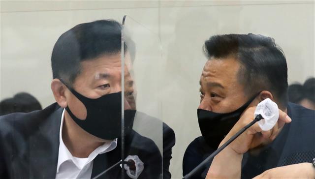 류기정 사용자위원(왼쪽)과 이동호 근로자위원(오른쪽)이 11일 정부세종청사 고용노동부 전원회의장에서 열린 최저임금위 첫 전원회의에서 대화를 나누고 있다. 내년도 최저임금 논의 과정 중 가장 큰 변수는 코로나19로 인한 영향일 것으로 예측되고 있다. 이 날 첫 회의에는 민주노총 소속 근로자위원들은 불참했다. 2020.6.11 뉴스1