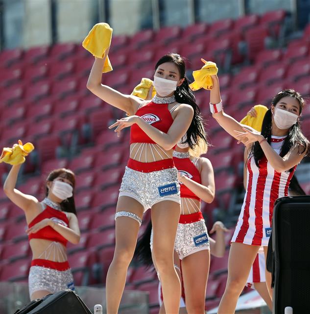 11일 오후 서울 송파구 잠실야구장에서 열린 ‘2020 프로야구 신한은행 SOL KBO리그’ SK 와이번스와 LG 트윈스의 더블헤더 1차전 경기에서 LG치어리더들이 열띤 응원을 펼치고 있다. 2020.6.11 뉴스1