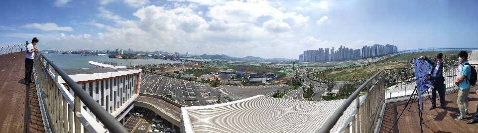 인천항 신 국제여객터미널 옥상 전망대에서 바라 본 인천광역시 연수구 구도심(왼쪽)과 송도국제신도시 전경(오른쪽).파노라마 촬영/한상봉 기자.