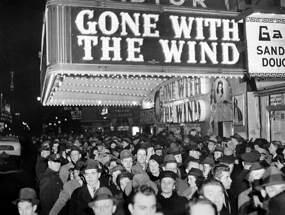 스트리밍서비스 HBO 맥스는 9일(현지시간) 영화 ‘바람과 함께 사라지다’가 인종차별적 편견을 담고 있다는 이유로 보유 콘텐츠 목록에서 잠정 삭제했다. 사진은 1939년 12월 영화 개봉 당시 극장에 몰려든 관객의 모습. 2020.6.9  AP 연합뉴스