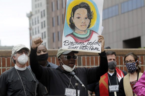 지난 9일(현지시간) 미국 보스톤에서 시위대가 브리오나 테일러의 초상화를 들고 있다.AP통신