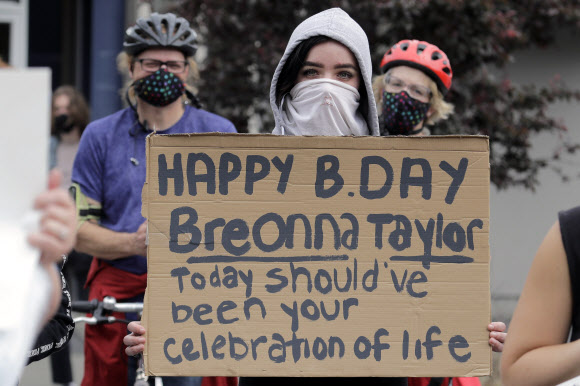 지난 5일(현지시간) 미국 워싱턴주 타코마에서 시위대가 브리오나 테일러의 생일을 기념하고 있다. AP통신