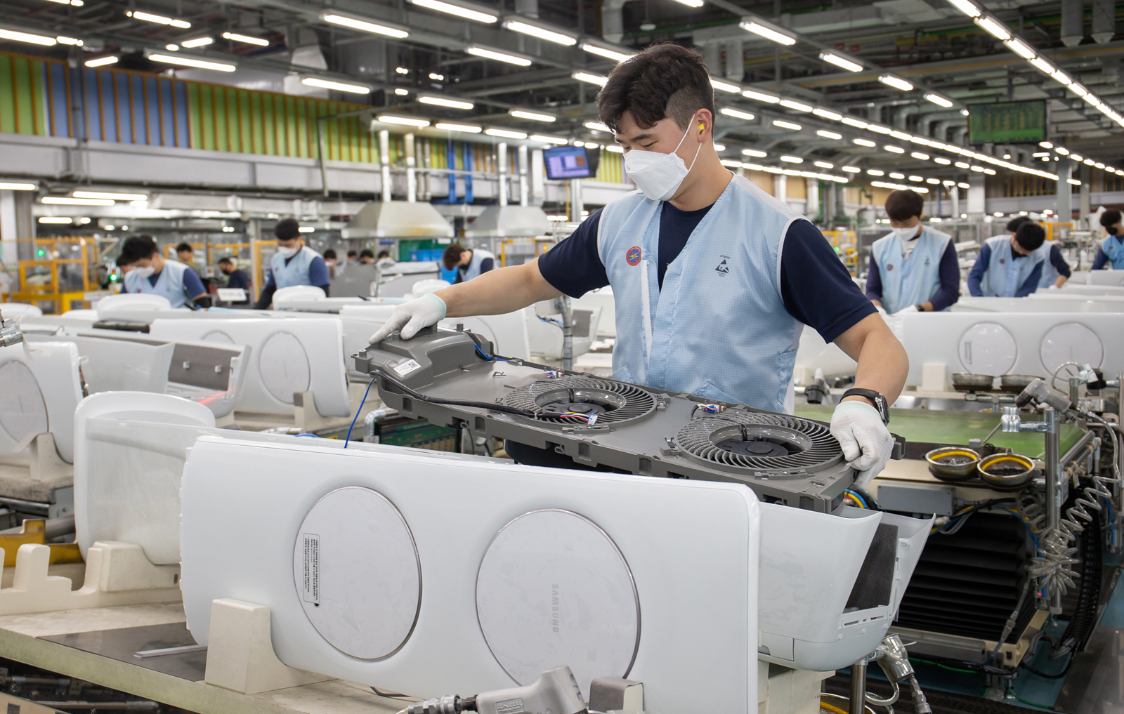 삼성전자 광주사업장에서 직원들이 에어컨을 생산하고 있는 모습. 삼성전자 제공
