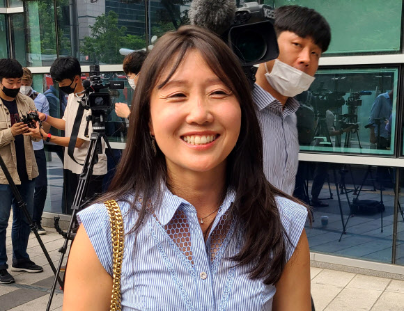 해외 입양인 가운데 처음으로 국내 법원에 친생자 인지 소송을 내 승소한 강미숙(카라 보스)씨가 12일 서울가정법원 앞에서 기자들과 만나 소감을 밝히며 웃고 있다.<br>연합뉴스