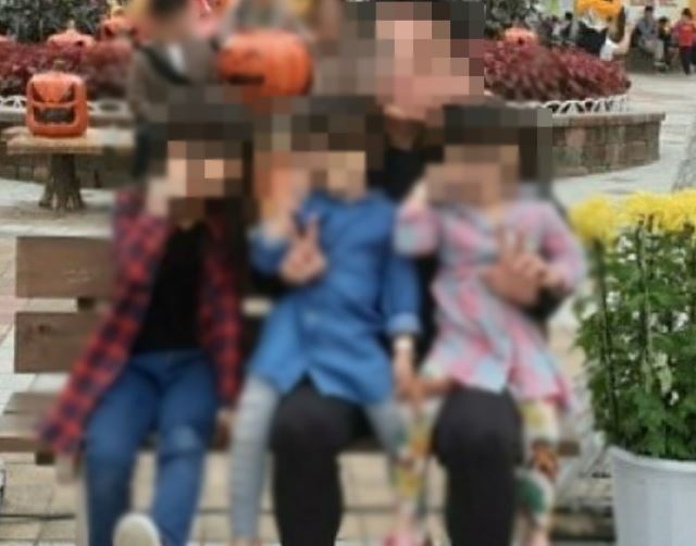 경남 창녕 학대를 당한 9세 아동(왼쪽)의 사진. 의붓아버지와 의붓동생 2명의 모습도 담겨있다. 맘카페 캡처