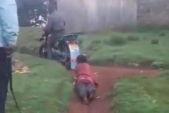 21살의 케냐 여성이 오토바이에 묶여 비포장도로 위를 끌려가는 모습.  트위터 캡처