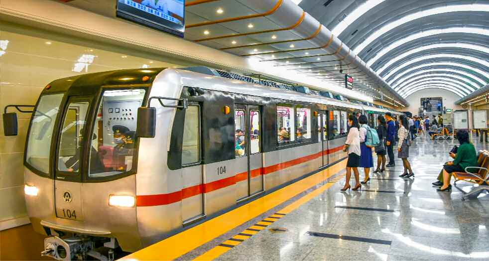 새 단장 ‘개선역’ 지하철 탑승하는 北 주민들