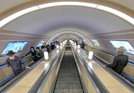 북한 통일역에 설치된 에스컬레이터