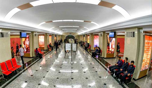 올해 새 단장한 北 전승역 내부 모습은