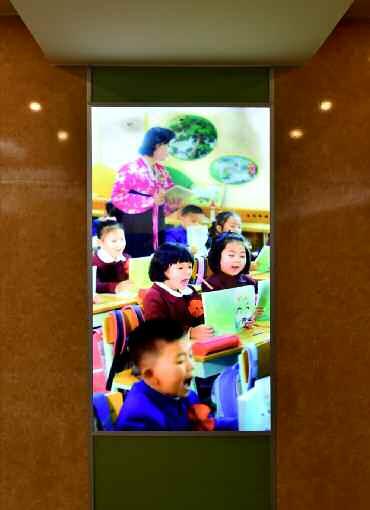 공부하는 아이들…北 전우역에 설치된 전광판