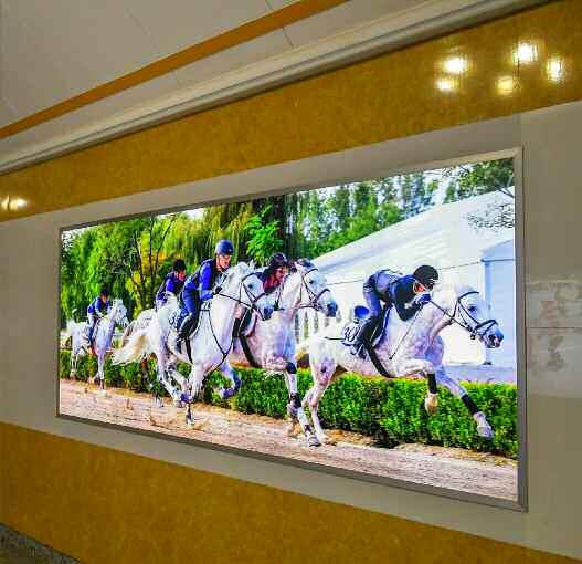 “승마바람이 주는 쾌감” 北 전우역 내부에 설치된 전광판