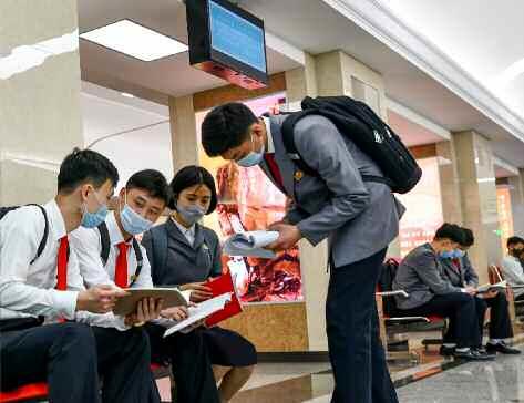 北 전승역 내부, 마스크 착용한 채 기다리는 주민들