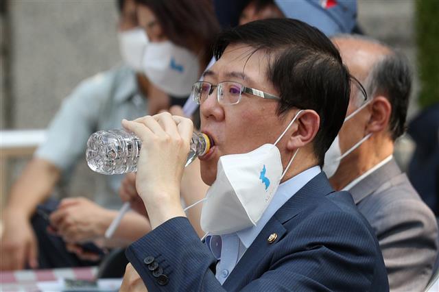 물 마시는 김홍걸 의원