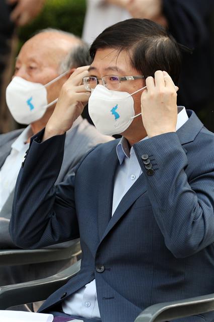 한반도 그려진 마스크 착용하는 김홍걸