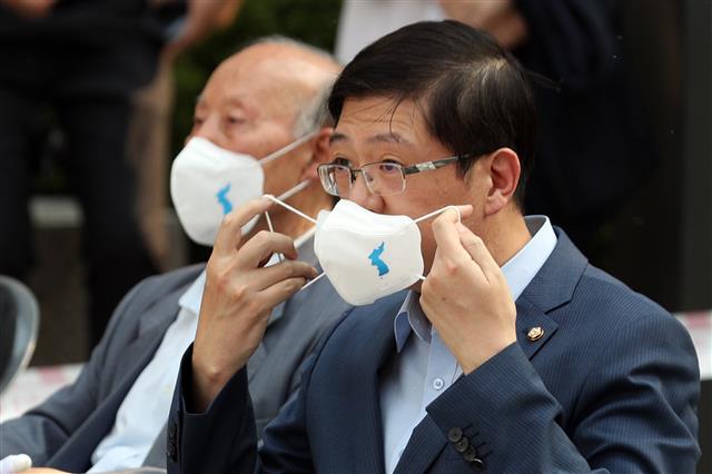 마스크 착용하는 김홍걸 의장