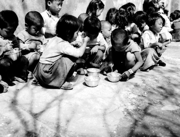 6·25 전쟁 직후 밥을 먹고 있는 거리의 고아들. 서울역사편찬원 제공
