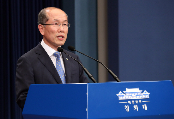 김유근 청와대 국가안보실 사무처장이 11일 청와대 브리핑 룸에서 대북 전단 및 물품 살포와 관련해 브리핑을 하고 있다. 2020.6.11  도준석 기자 pado@seoul.co.kr