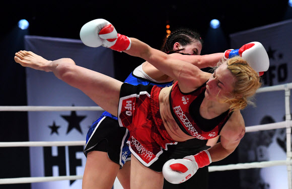 13일(현지시간) 폴란드 바르샤바의 한 TV 스튜디오에서 열린 킥복싱 토너먼트 여자부 경기가 펼쳐지고 있다. 신종 코로나바이러스 감염증(코로나19)의 확산을 막고자 경기는 무관중으로 진행됐다.  EPA 연합뉴스