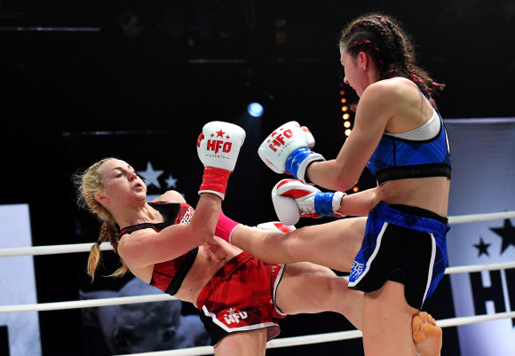 13일(현지시간) 폴란드 바르샤바의 한 TV 스튜디오에서 열린 킥복싱 토너먼트 여자부 경기가 펼쳐지고 있다. 신종 코로나바이러스 감염증(코로나19)의 확산을 막고자 경기는 무관중으로 진행됐다.  EPA 연합뉴스