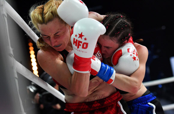 13일(현지시간) 폴란드 바르샤바의 한 TV 스튜디오에서 열린 킥복싱 토너먼트 여자부 경기가 펼쳐지고 있다. 신종 코로나바이러스 감염증(코로나19)의 확산을 막고자 경기는 무관중으로 진행됐다.  EPA 연합뉴스