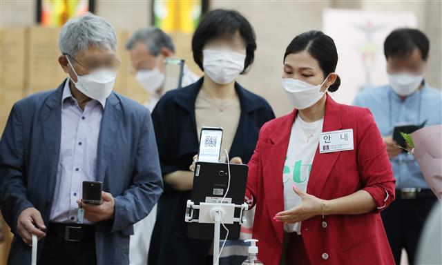 ‘성당 미사, 이제 QR코드는 필수’