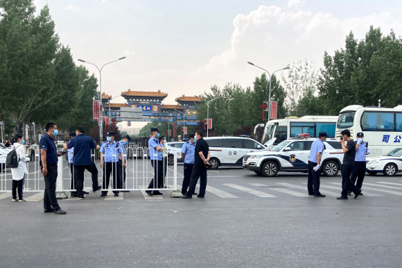 ‘코로나19 재발’ 도매시장 출입 제한하는 중국 공안