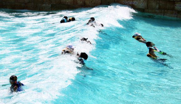 파도에 몸을 맡기고